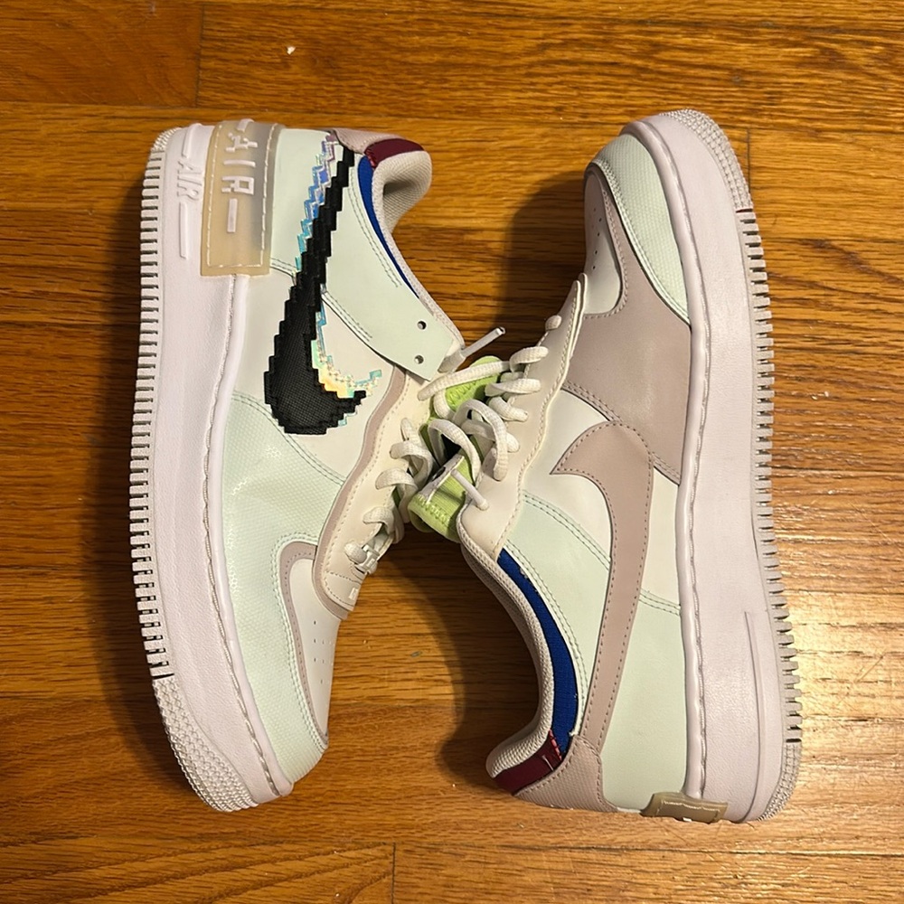 Wmns Air Force 1 Shadow SE 'Pixel Swoosh - Barely Green'